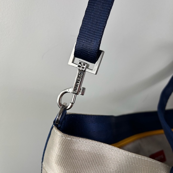 Harveys seatbelt tote bag in a two-tone design - Picture 5 of 9